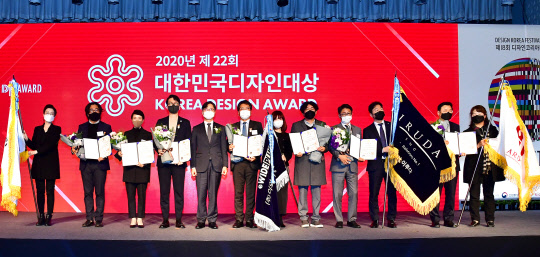 수상기업 단체사진. 왼쪽에서 7, 8번째 ㈜이와이드플러스 수상자들